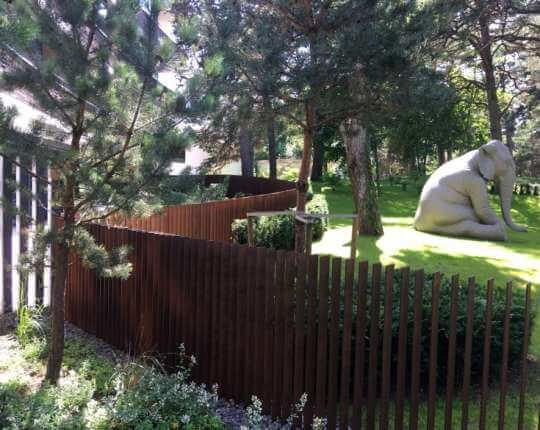 Corten-teräksestä valmistettu aita „Kuusk“