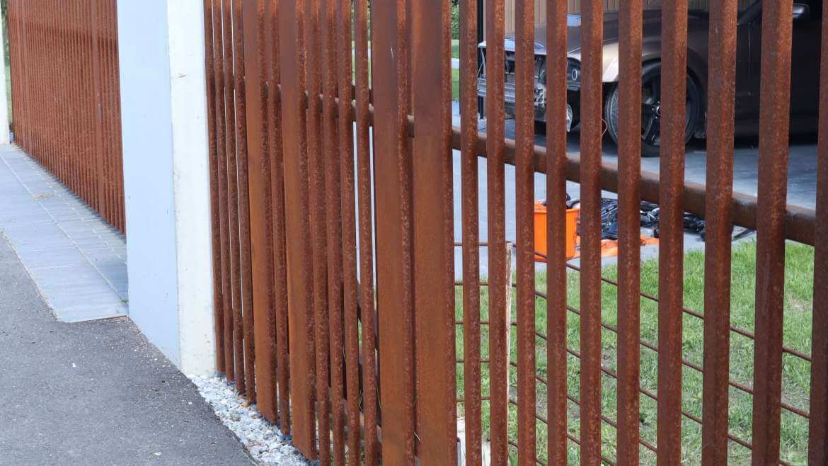 Pystysuora Corten-aita