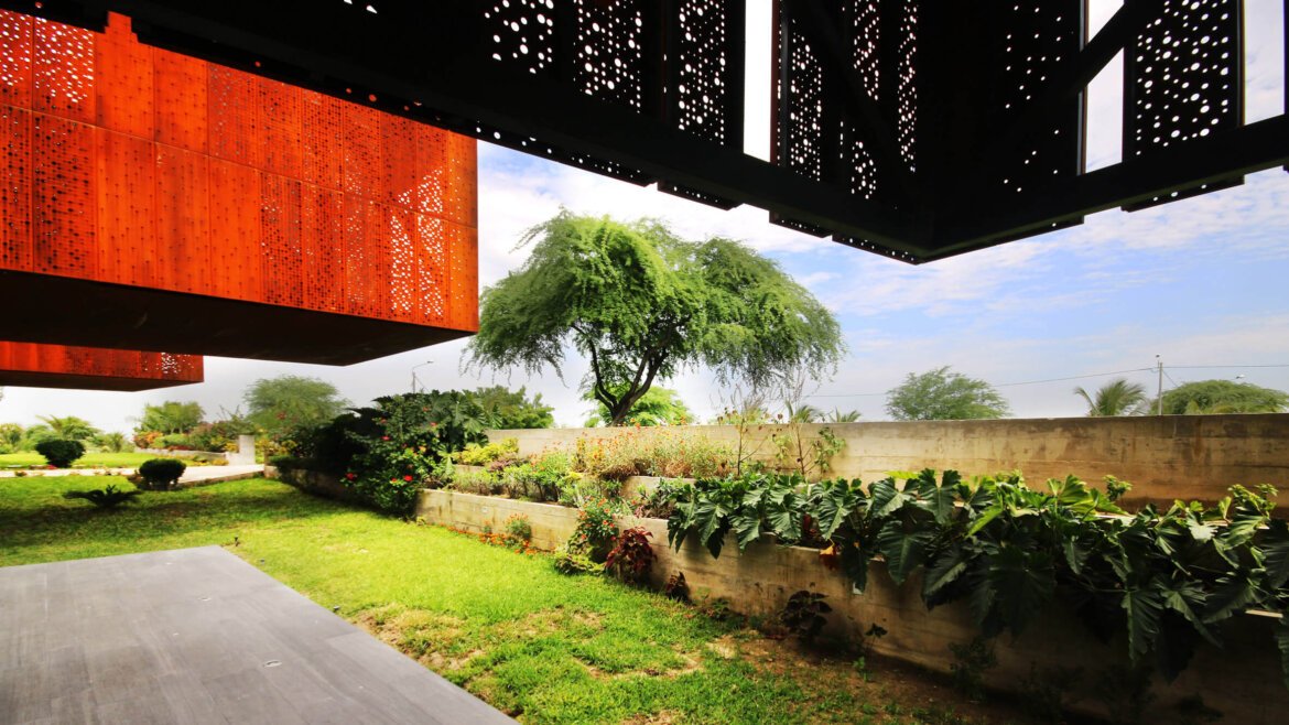 Julkisivukoristeessa rei’itetty Corten-teräs