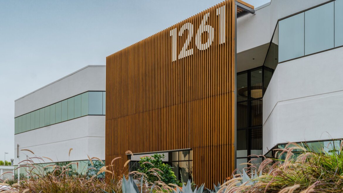 Corten-teräsputket julkisivun koristeluun