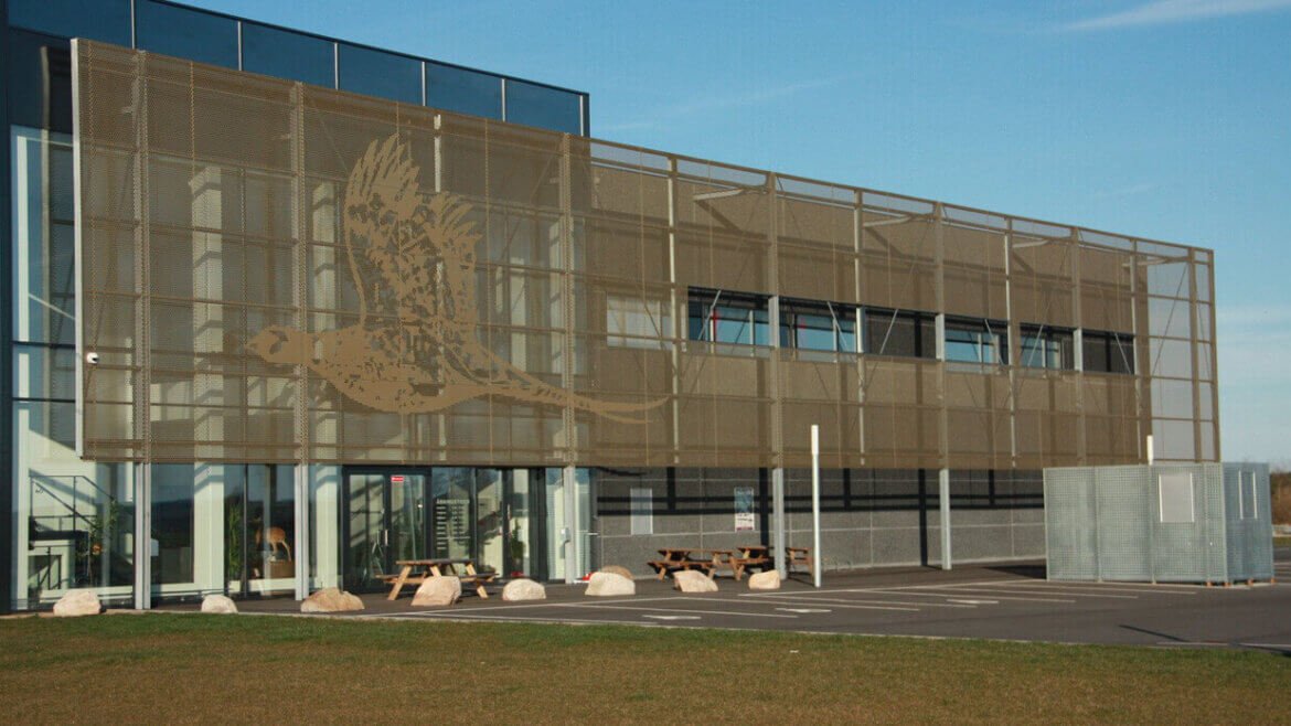 Julkisivukoristeessa rei’itetty Corten-teräs