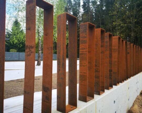 Corten-teräksestä valmistettu ”Kuubik”-aita