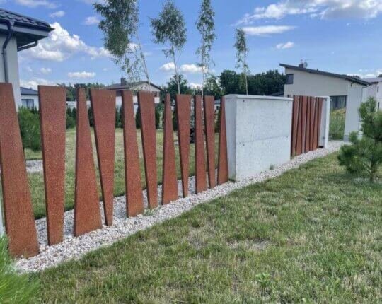 Corten-teräksestä valmistettu „Aston“-aita